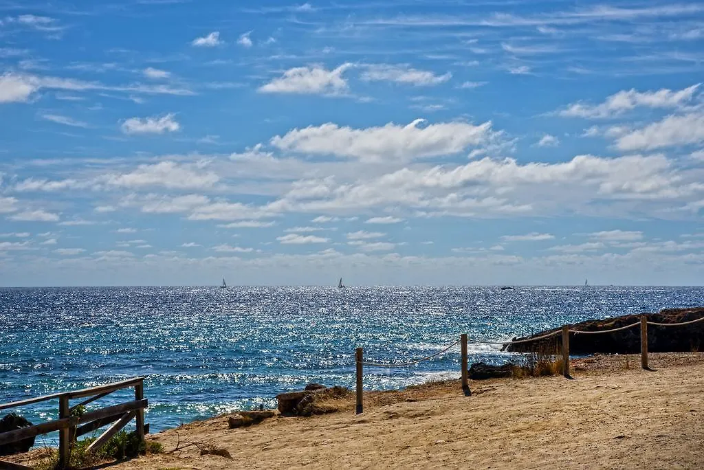 אתר קמפינג Es Cana Camping Cala Nova